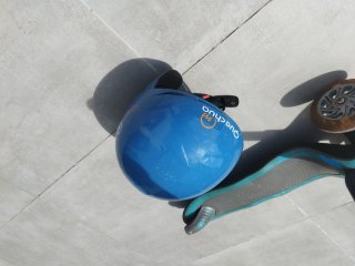 Patinete y Casco Azul