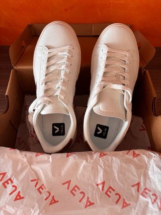 Zapatillas Veja Blancas y Doradas