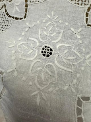 Antica coperta ricamata beige e bianca