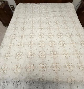 Antica coperta ricamata beige e bianca
