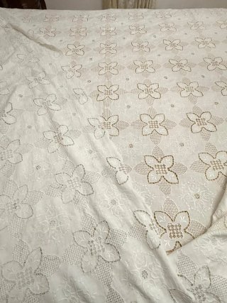 Antica coperta ricamata beige e bianca