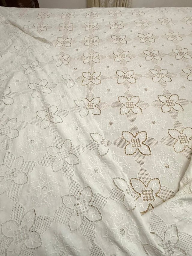 Antica coperta ricamata beige e bianca