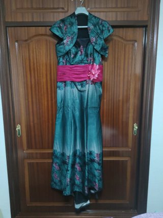 Vestido de fiesta verde y rosa con torerita