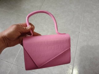 Bolso imitación piel cocodrilo rosa