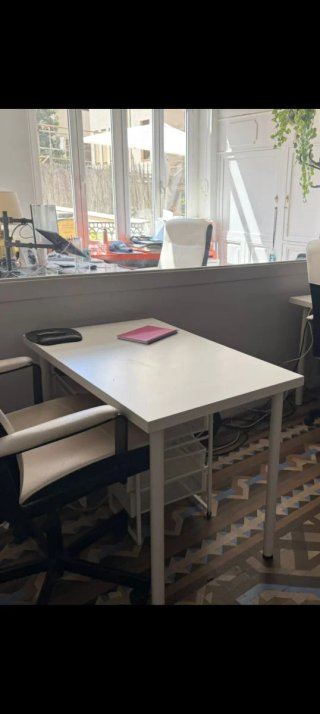 Silla de oficina negras  y blancas Mesa blanca