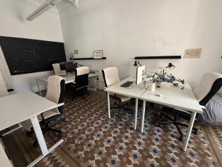 Silla de oficina negras  y blancas Mesa blanca