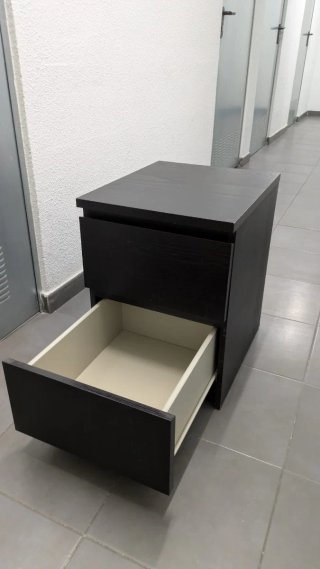 Cómoda negra MALM Ikea