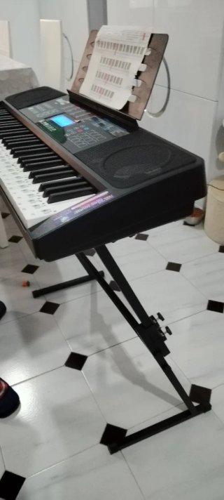 Piano electrónico con soporte y banqueta