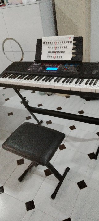 Piano electrónico con soporte y banqueta