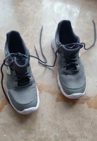 Zapatillas Kalenji grises y blancas