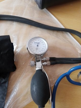 Tensiómetro y estetoscopio médico