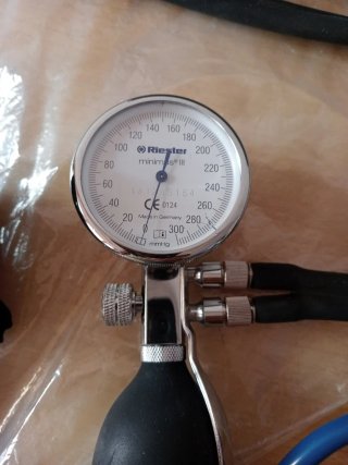 Tensiómetro y estetoscopio médico