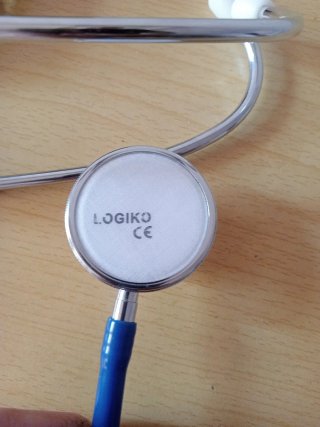 Tensiómetro y estetoscopio médico