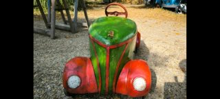 Coche de pedales antiguo