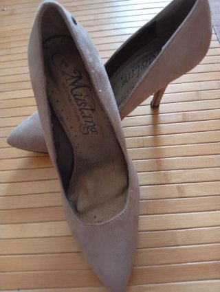 Zapatos de salón Mustang tacón beige