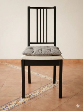 Sillas de madera negras con cojín gris