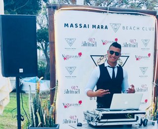Dj con equipos de sonido para todo tipo de eventos