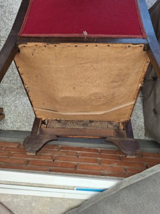 Butaca de madera con tapicería roja