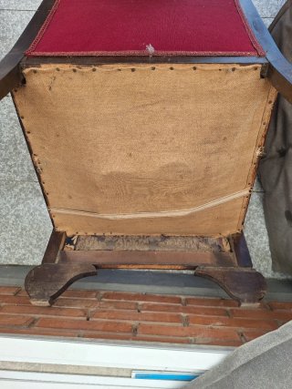 Butaca de madera con tapicería roja