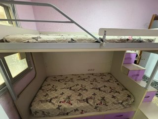 Cama alta con escalera y armario
