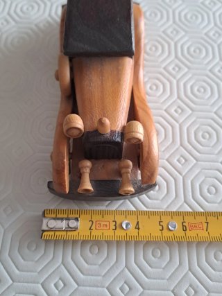 Macchinina d'epoca in legno