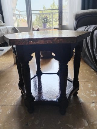 Mesita árabe antigua de metal y madera