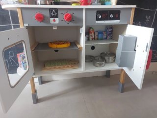 Cocinita de juguete con accesorios