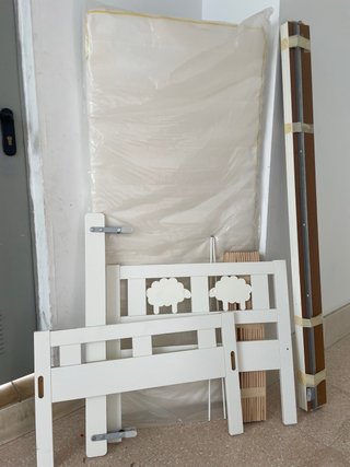 Cama infantil Ikea madera y metal.