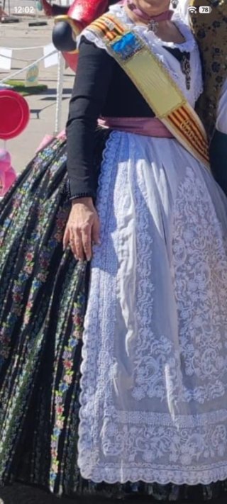 Traje a la antiga de fallera con manteletas.