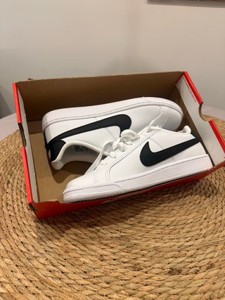 Nike Court Royale