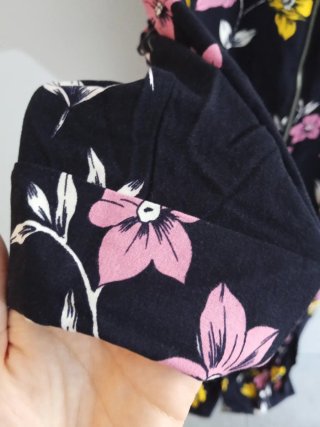 Mono floral negro con cremallera