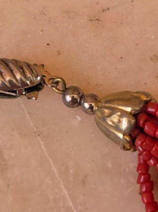 Collana di bigiotteria rossa