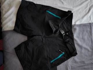 Pantalón de montaña negro y turquesa