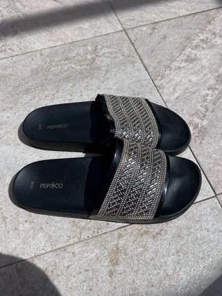 Chanclas PEP&CO mujer negras y plateadas talla 42