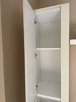 Mueble de salón beige y blanco