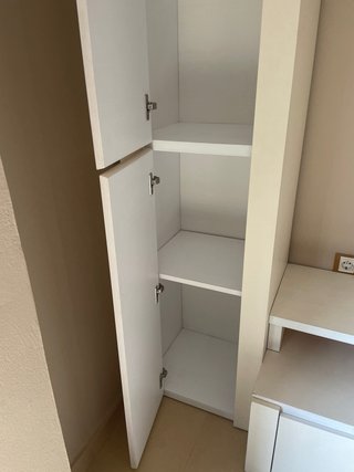 Mueble de salón beige y blanco