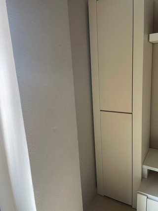Mueble de salón beige y blanco