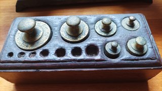 Balanza antigua de bronce con pesas