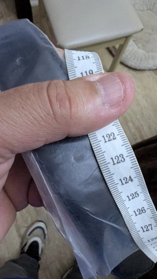 Cinturón negro talla grande con hebilla plateada.