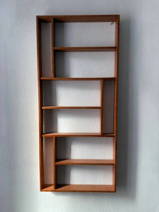 Estantería de madera marrón.