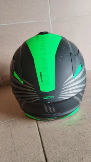 Casco de moto MT negro y verde