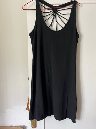 Vestido negro corto con tiras