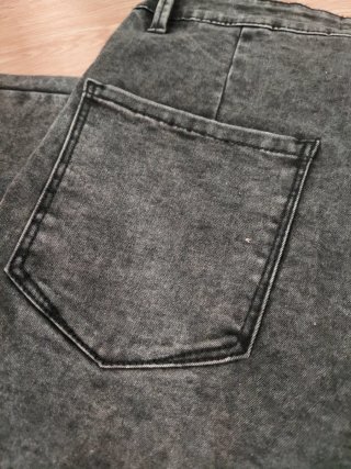 Vaquero gris oscuro. Talla 40.