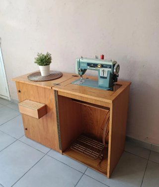 Mueble, rueda y pedal máquina coser vintage