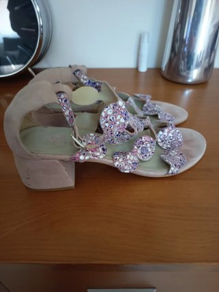 Sandalias de piel rosas y moradas