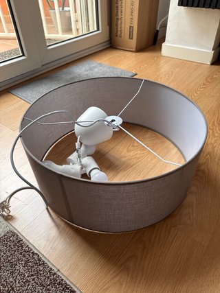 Lámpara de pie grande gris