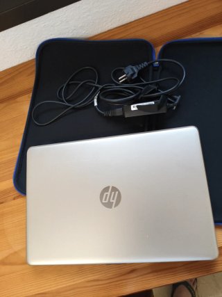 Ordenador HP plateado. Mod. 7265ngw