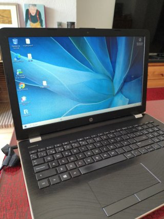 Ordenador HP plateado. Mod. 7265ngw