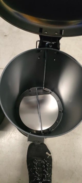 Cubo de basura metálico con pedal