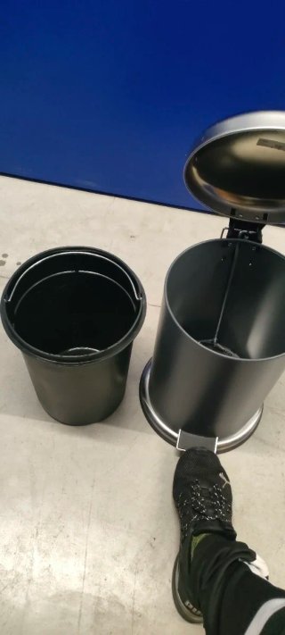 Cubo de basura metálico con pedal